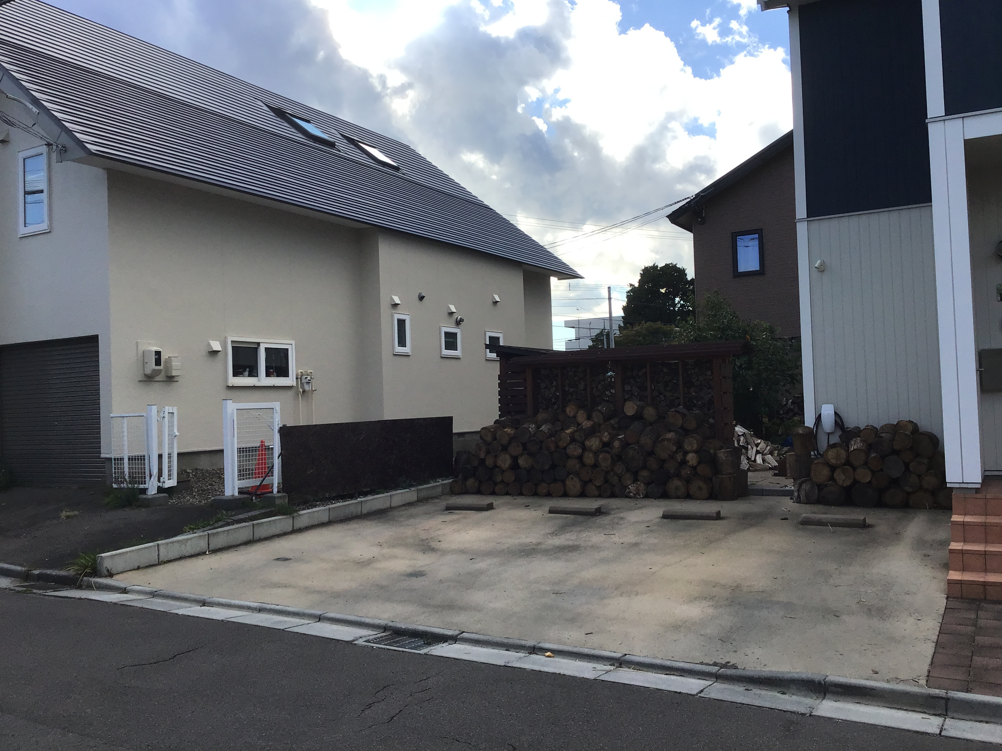 リ・ウィンドの駐車スペースを有効活用｜2台用カーポート設置工事の施工前の写真1