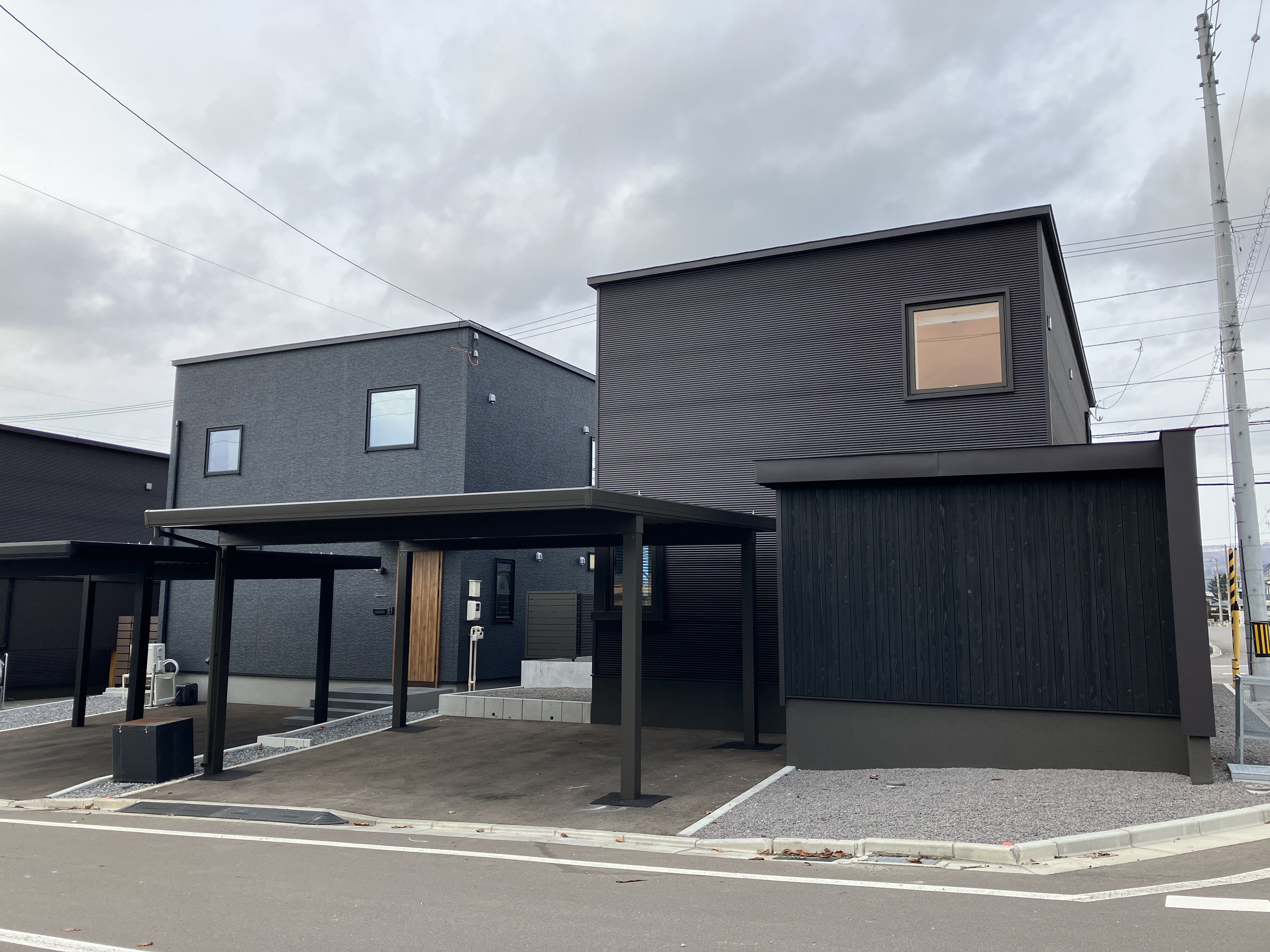 リ・ウィンドの積雪100cm対応｜LIXILカーポートST 2台用設置工事の施工後の写真1