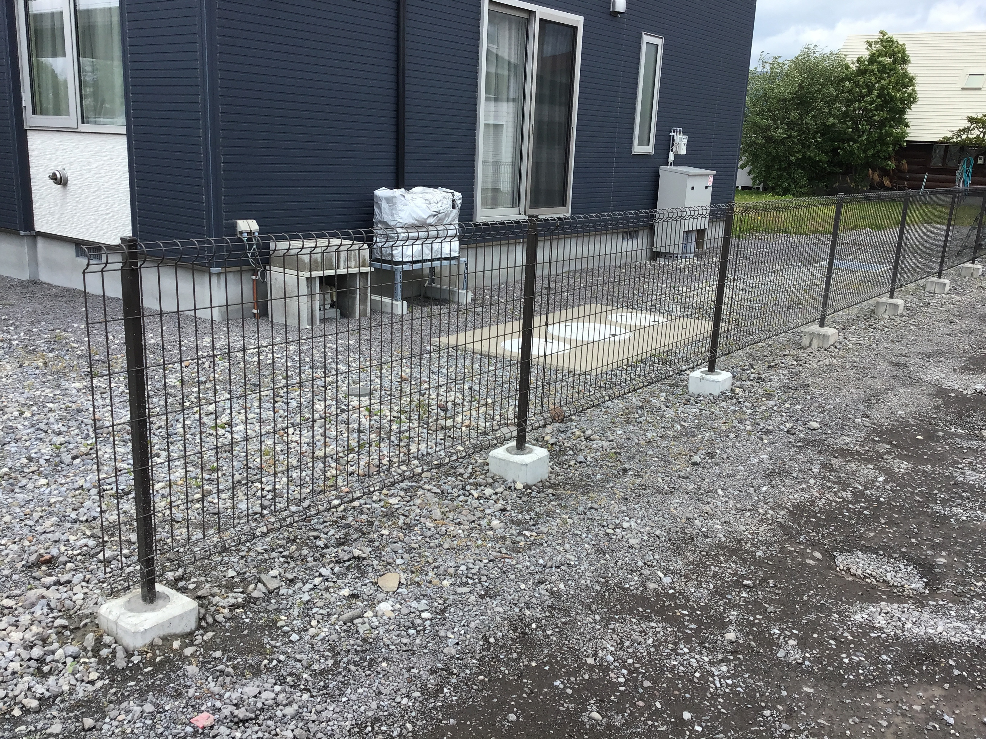 リ・ウィンドのフェンスの修理・交換工事｜ハイグリッドフェンスの施工後の写真1