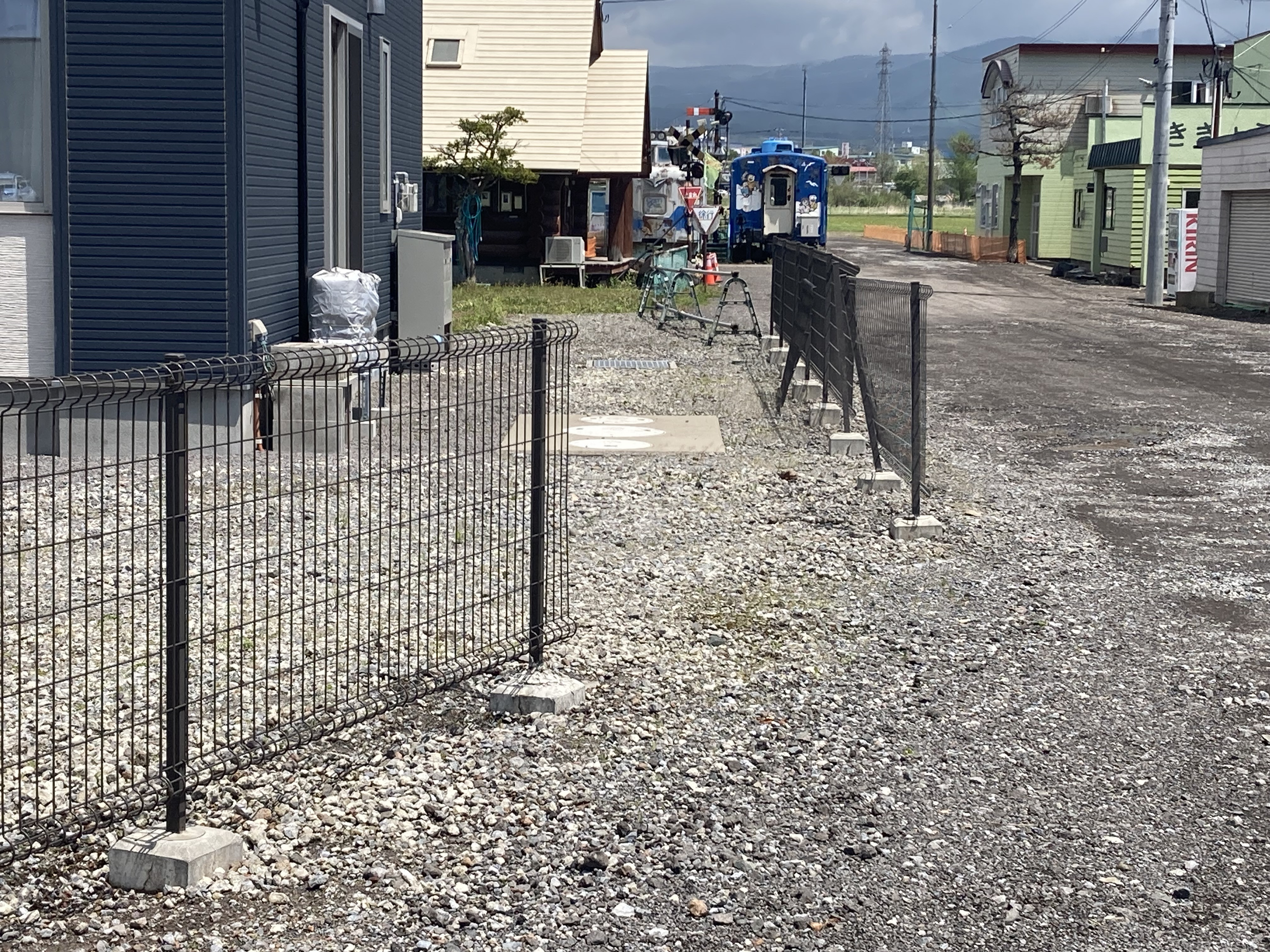 リ・ウィンドのフェンスの修理・交換工事｜ハイグリッドフェンスの施工前の写真1