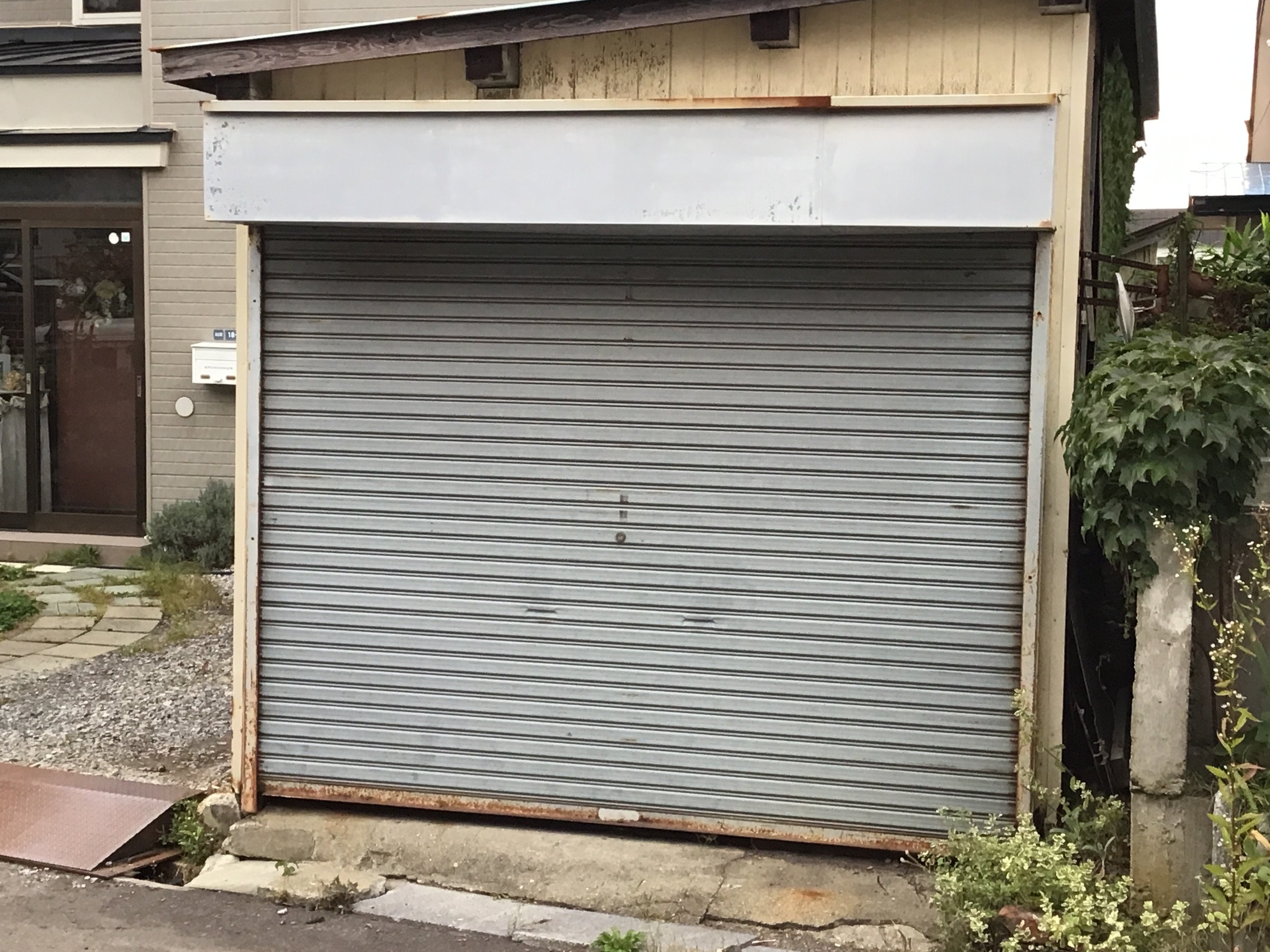 リ・ウィンドのガレージシャッターの修理・交換の施工前の写真2