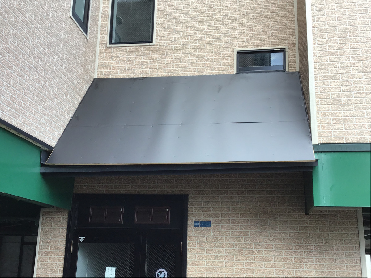 リ・ウィンドのエントランス屋根掛けリフォームの施工後の写真1