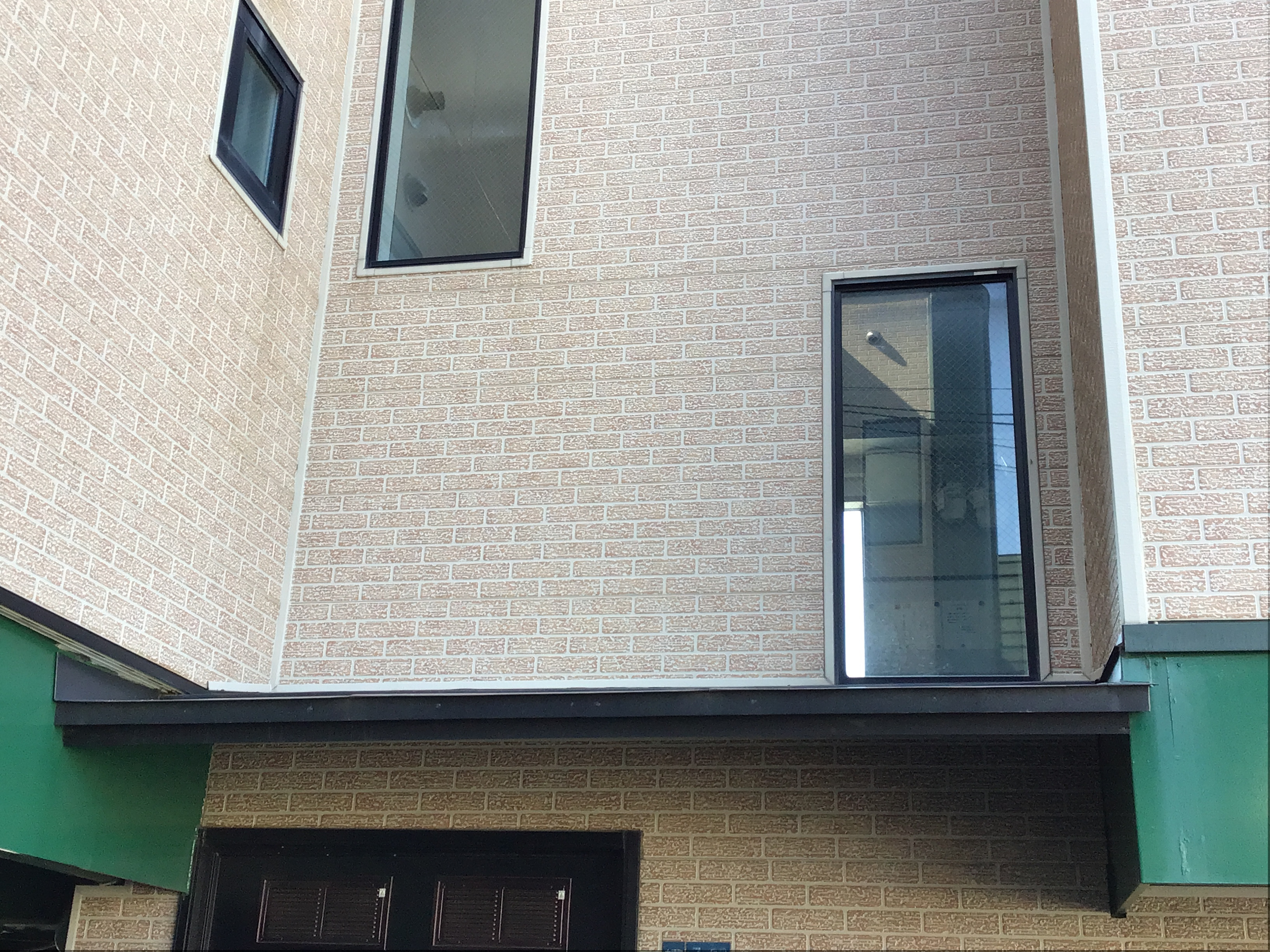 リ・ウィンドのエントランス屋根掛けリフォームの施工前の写真1