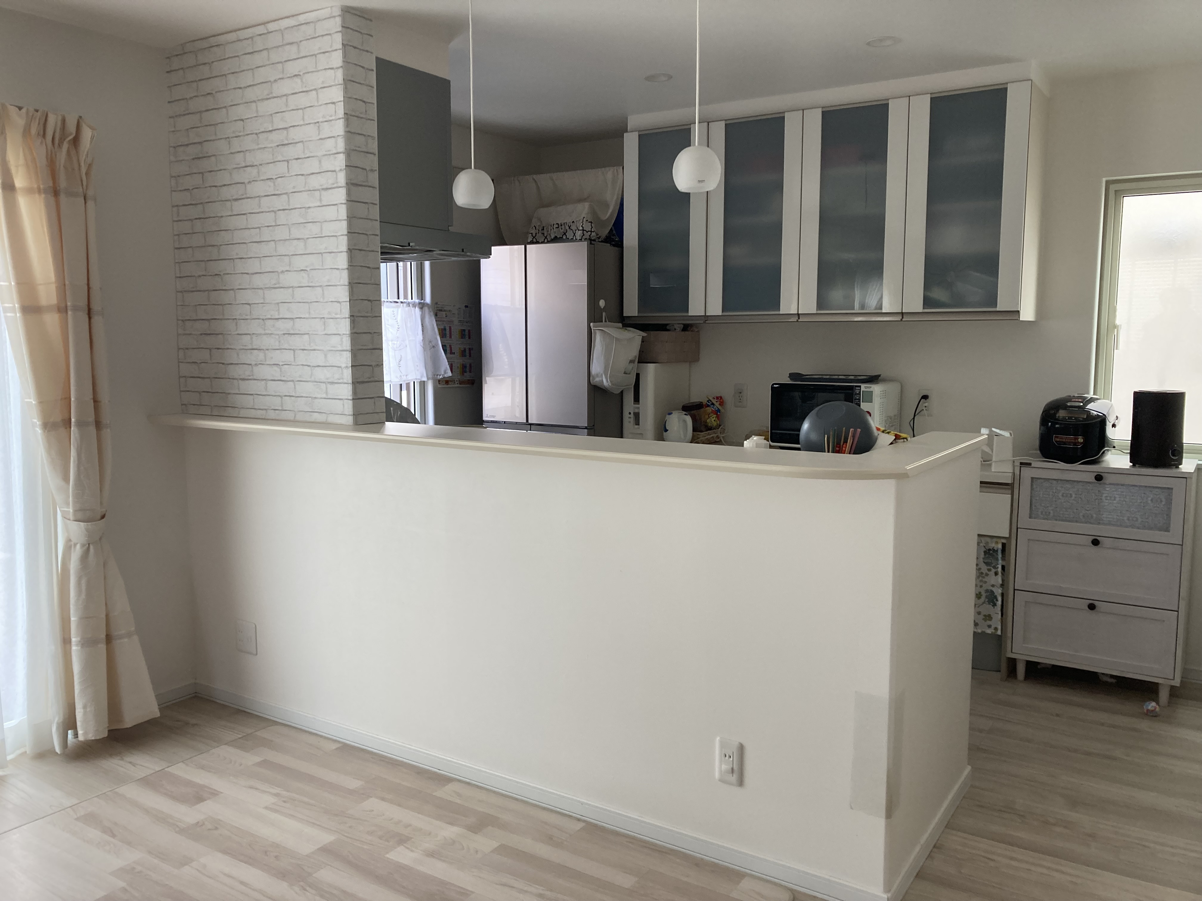 リ・ウィンドのワンポイントでここまで変わる！壁紙貼替リフォームの施工前の写真1