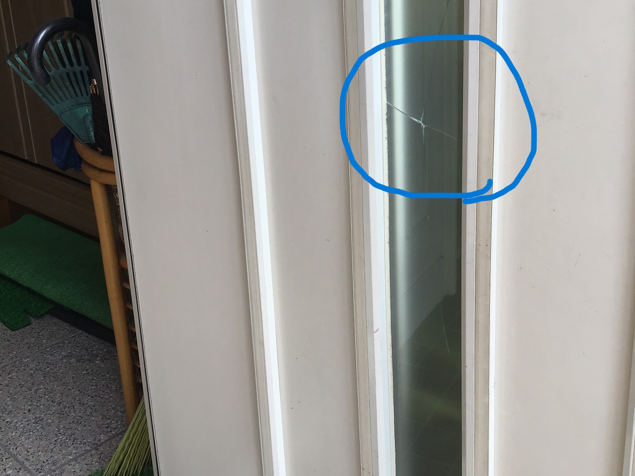 リ・ウィンドの玄関ドアのガラス部分を交換しましたの施工前の写真1