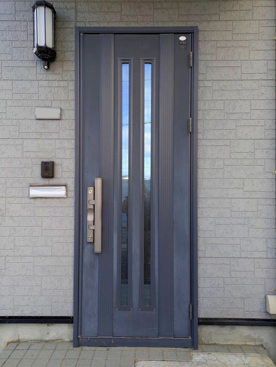 リ・ウィンドの1日でできる玄関リフォーム、リシェント３の施工前の写真1