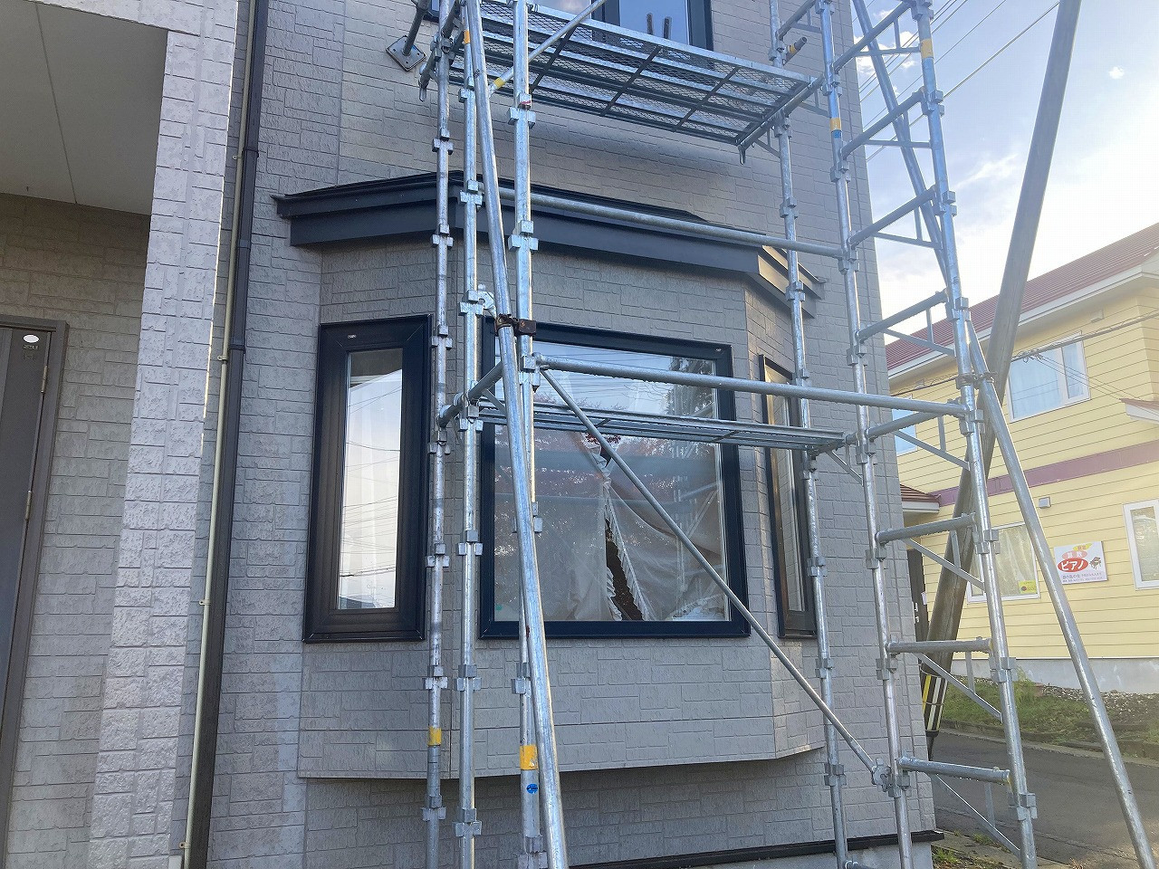 リ・ウィンドの玄関ドアリフォームと外窓交換で住まいを快適にの施工前の写真1