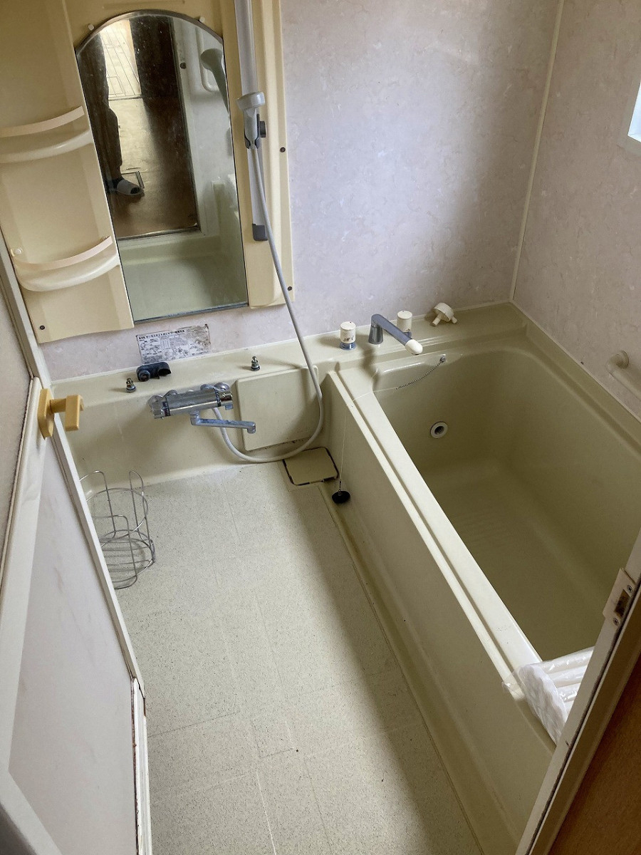 リ・ウィンドの【水まわり全部!!交換しました】 ③ユニットバスの施工前の写真1