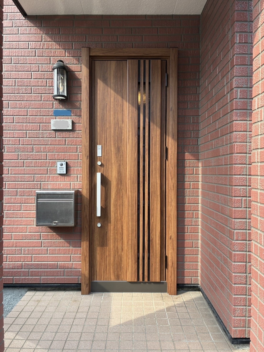 リ・ウィンドのリシェント玄関ドア3交換　FamiLock（ファミロック）付きの施工後の写真1