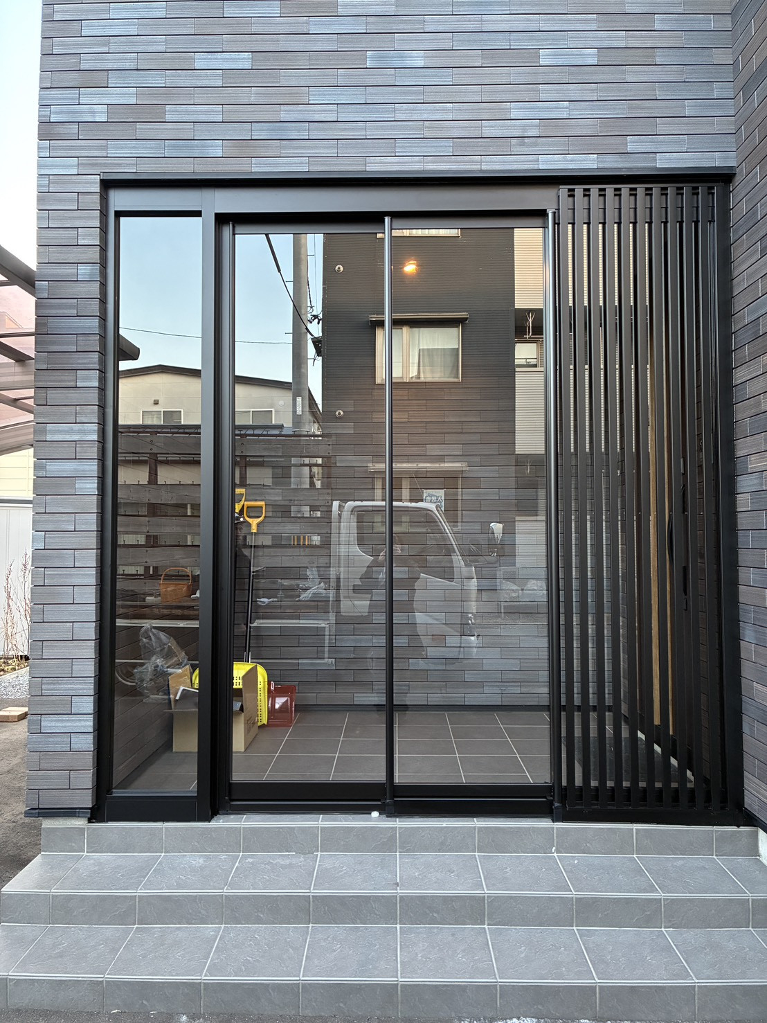 リ・ウィンドの玄関まわりの快適性アップ✨玄関フード（ツインガードⅢ）の施工後の写真1