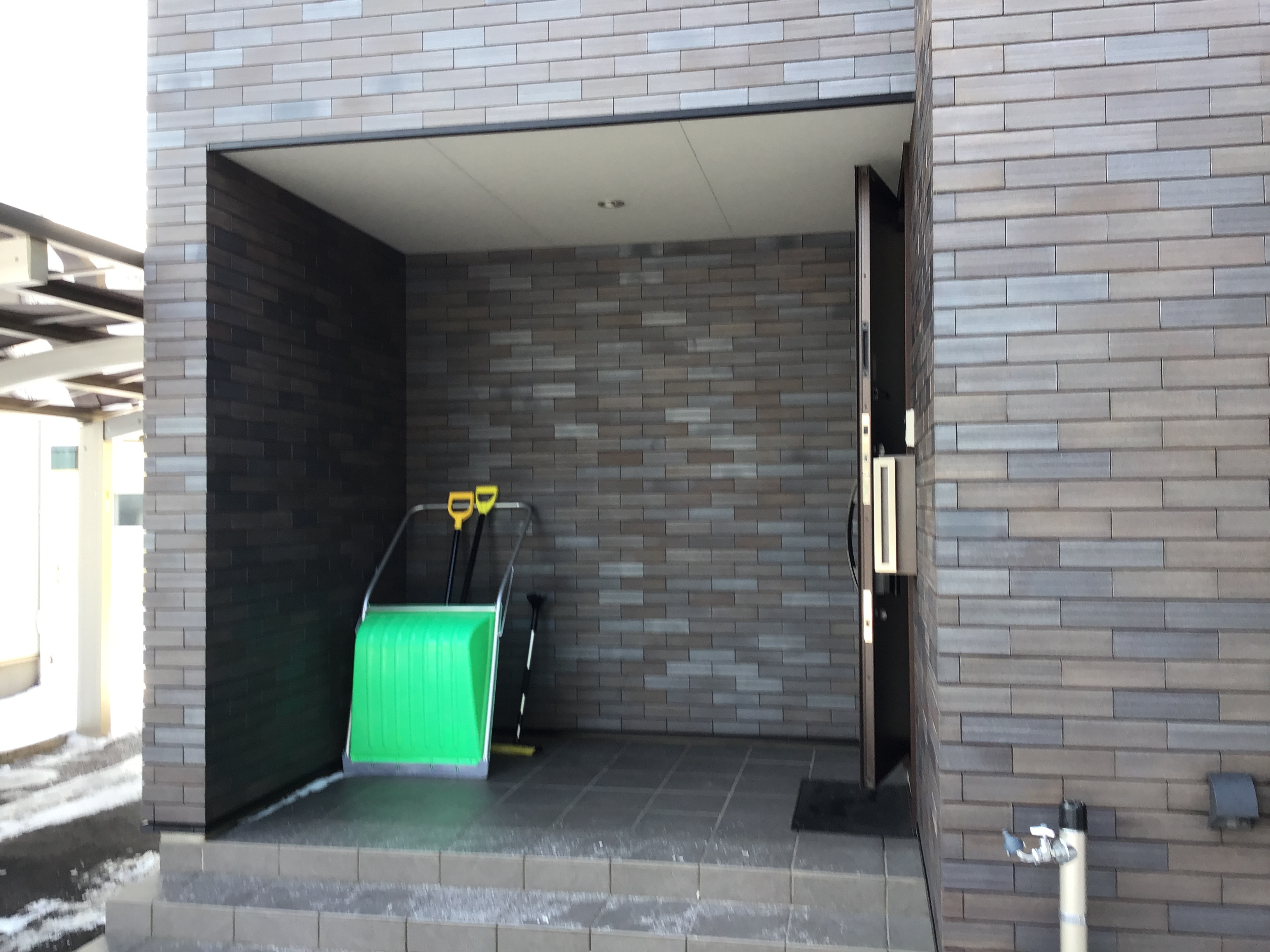 リ・ウィンドの玄関まわりの快適性アップ✨玄関フード（ツインガードⅢ）の施工前の写真1