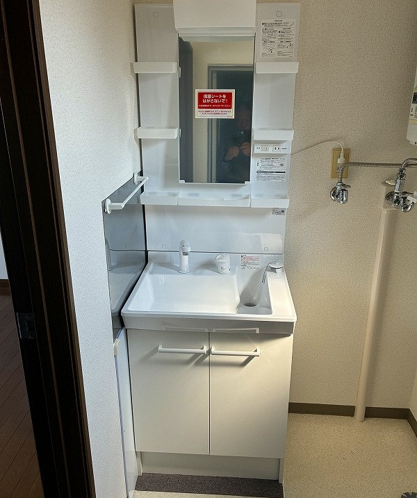 リ・ウィンドのコンパクトでもしっかり収納✨洗面台リフォームの施工後の写真1