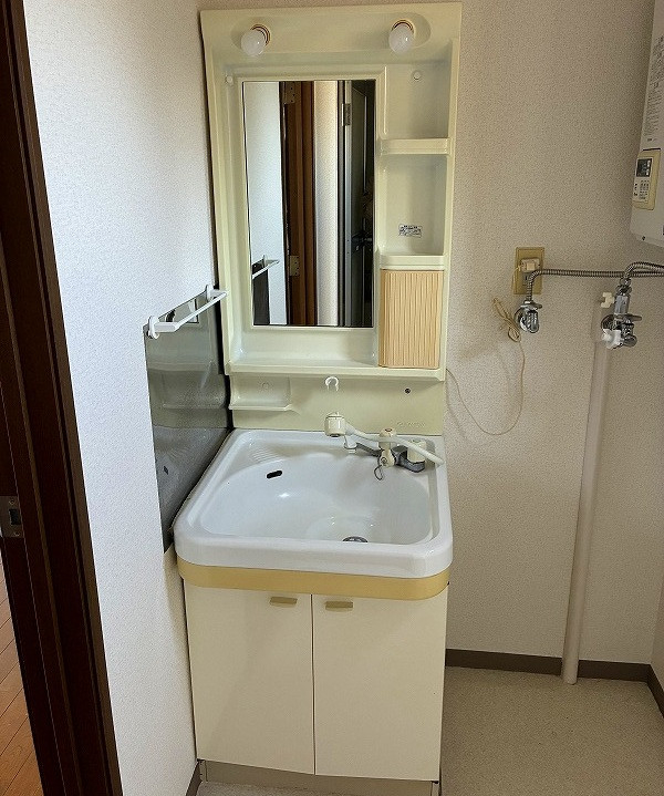 リ・ウィンドのコンパクトでもしっかり収納✨洗面台リフォームの施工前の写真1