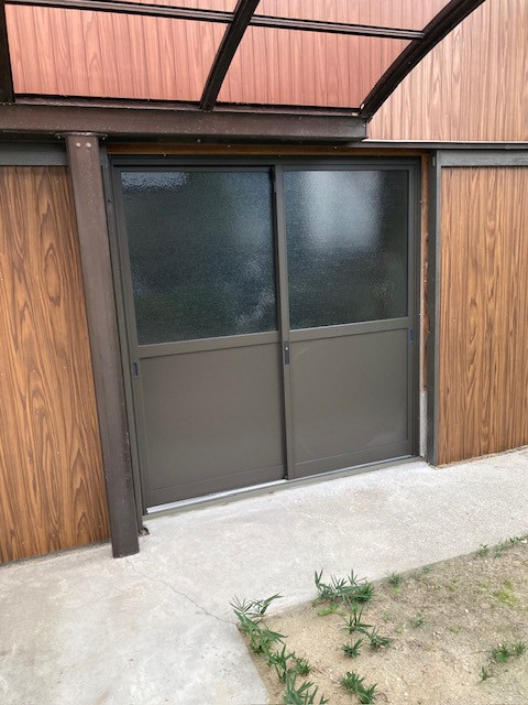 鈴木トーヨー住器の店舗引戸　取付工事の施工後の写真1