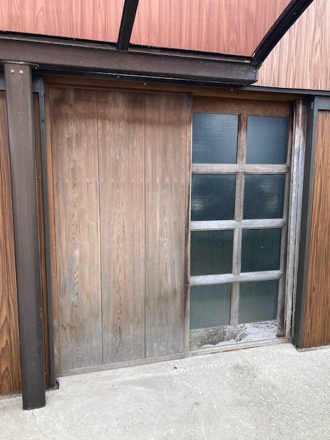 鈴木トーヨー住器の店舗引戸　取付工事の施工前の写真1