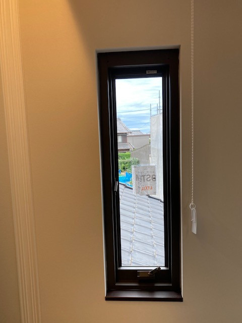 鈴木トーヨー住器のリプラス　縦すべり窓の施工後の写真2