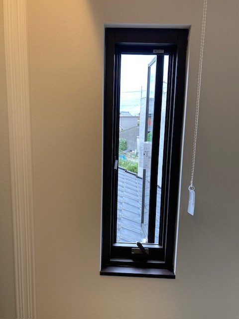 鈴木トーヨー住器のリプラス　縦すべり窓の施工後の写真3