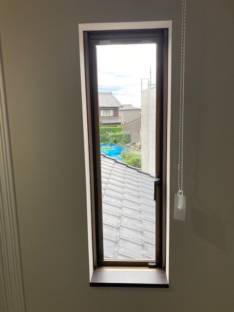 鈴木トーヨー住器のリプラス　縦すべり窓の施工前の写真2