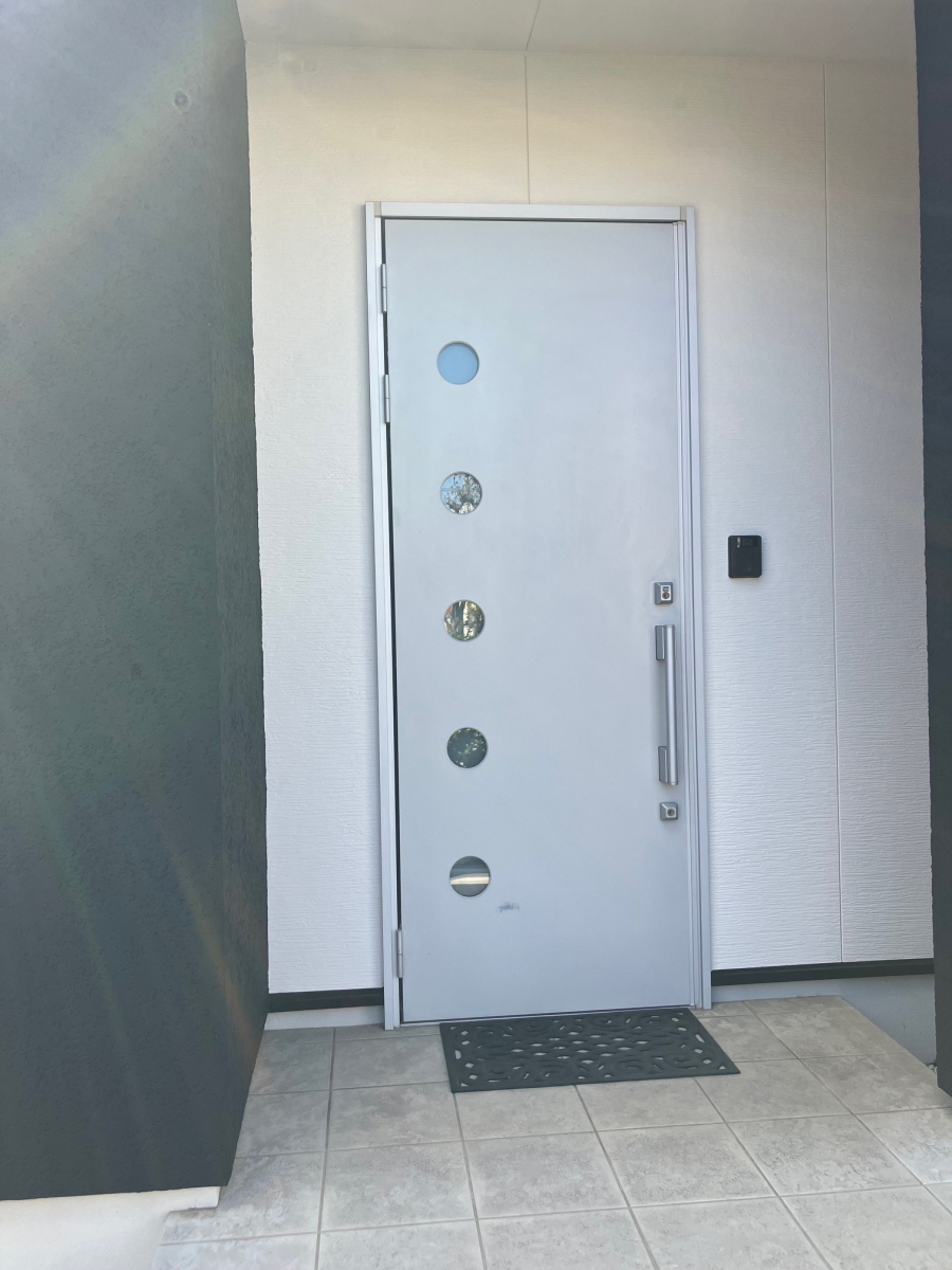 MGI佐野の《小山市》リシェント玄関ドア工事を行いましたの施工前の写真1