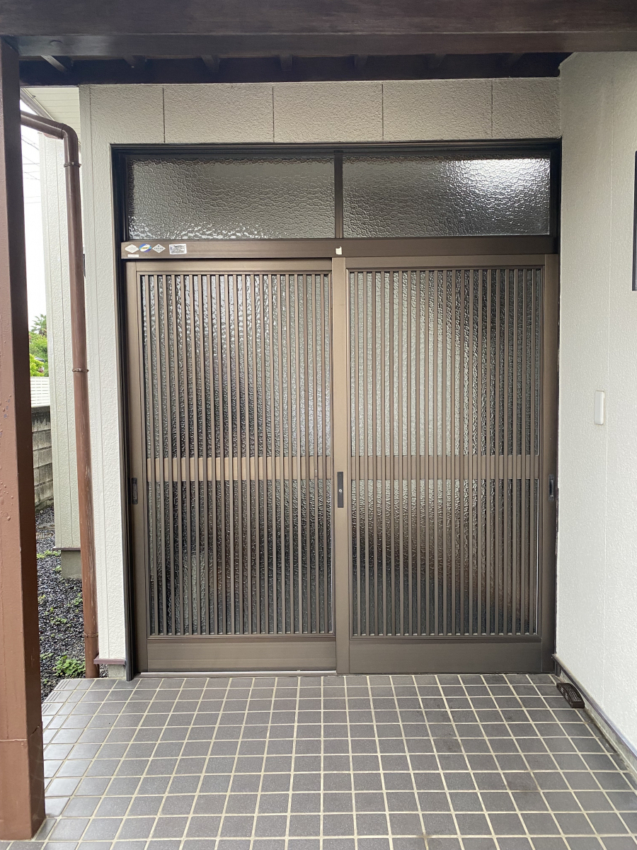MGI佐野の《小山市》リシェント玄関引戸工事を行いましたの施工前の写真1