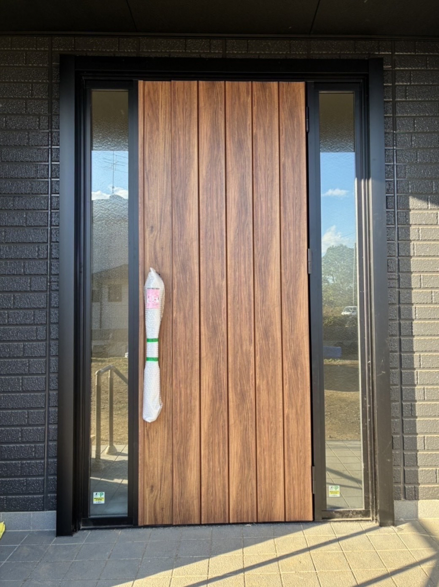 MGI佐野の茨城県にてリシェント玄関ドア工事を行いました(^^♪の施工後の写真1