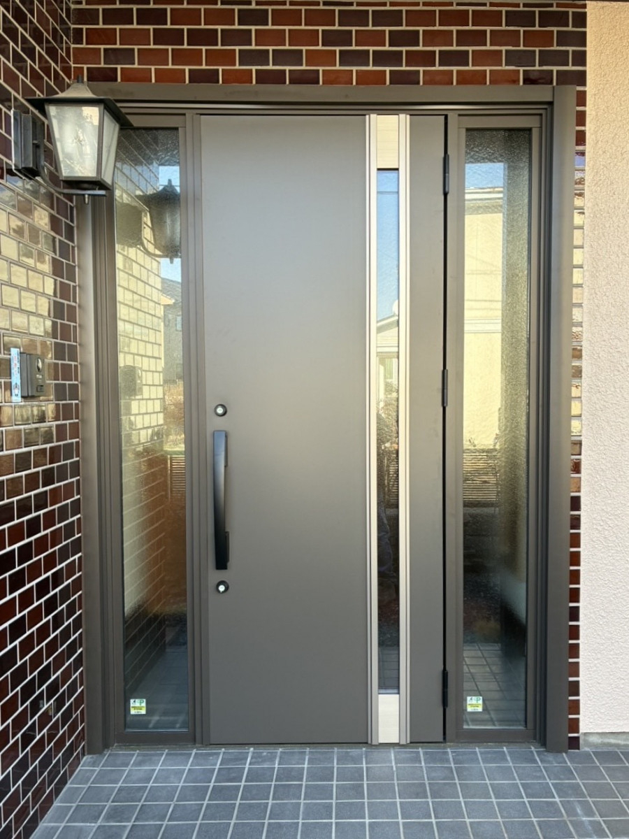 MGI佐野の栃木市にて玄関ドア工事！リシェントは、引戸からドアへの交換も可能です✨の施工後の写真1