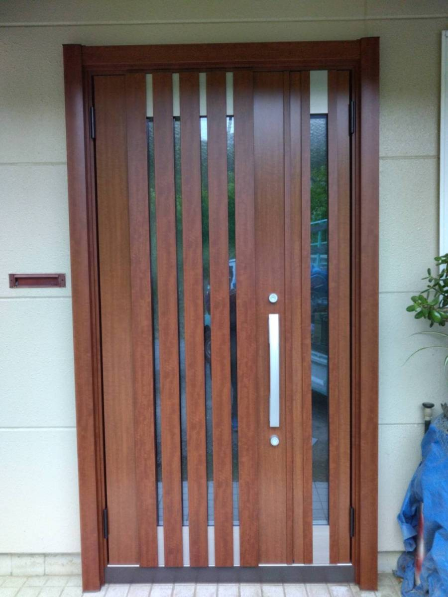 アイプラン今井ガラス建材のモダンで重厚感のある玄関ドアへの施工後の写真1