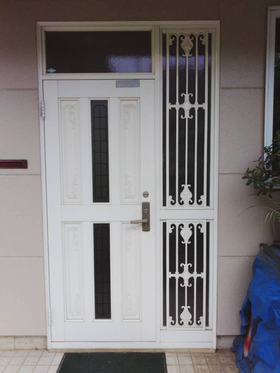 アイプラン今井ガラス建材のモダンで重厚感のある玄関ドアへの施工前の写真1