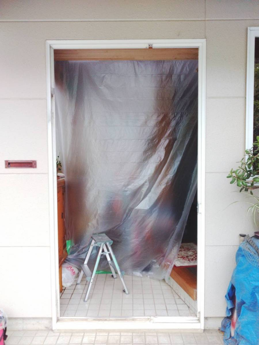 アイプラン今井ガラス建材のモダンで重厚感のある玄関ドアへの施工前の写真2