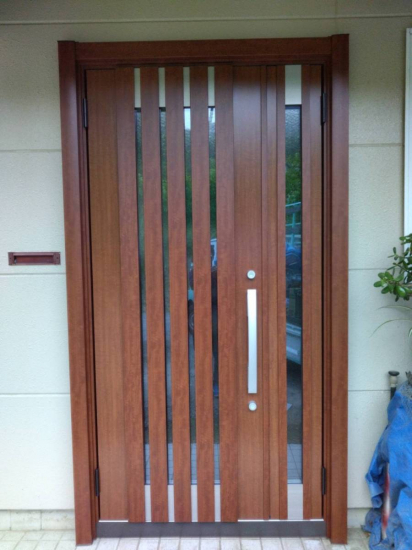 アイプラン今井ガラス建材のモダンで重厚感のある玄関ドアへ施工事例写真1