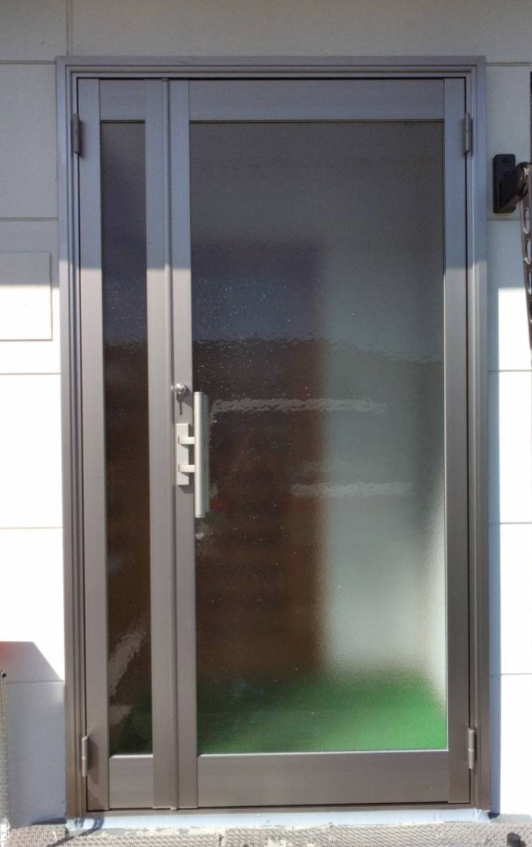 アイプラン今井ガラス建材の店舗の入口ドアを新しく！クリエラガラスドアへの施工後の写真1