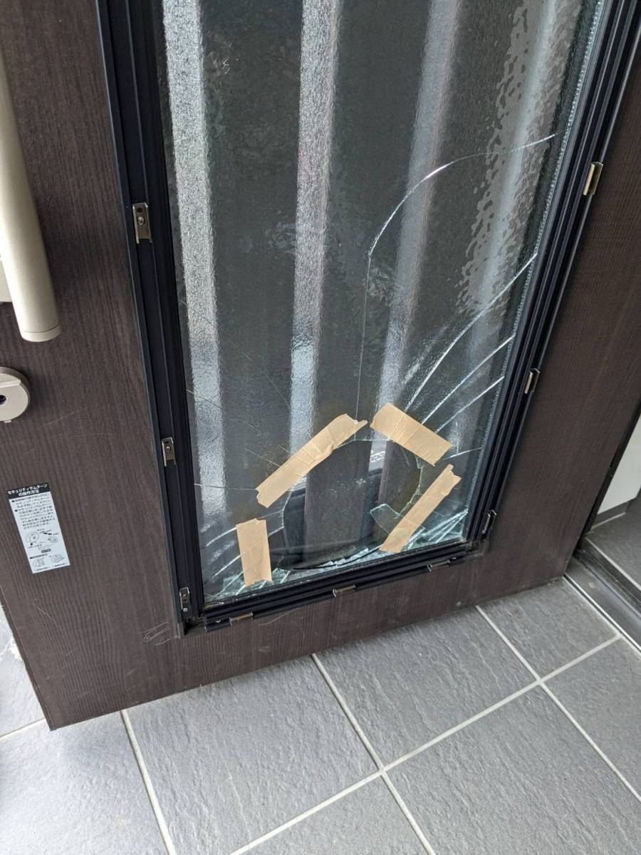 アイプラン今井ガラス建材の突然のガラス割れトラブル・・・玄関ドアのガラス入替工事の施工前の写真1
