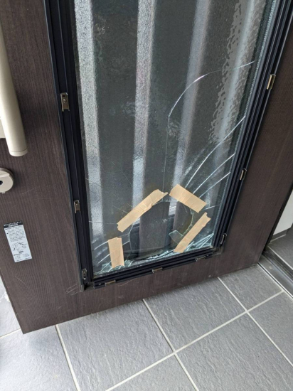 アイプラン今井ガラス建材の突然のガラス割れトラブル・・・玄関ドアのガラス入替工事施工事例写真1
