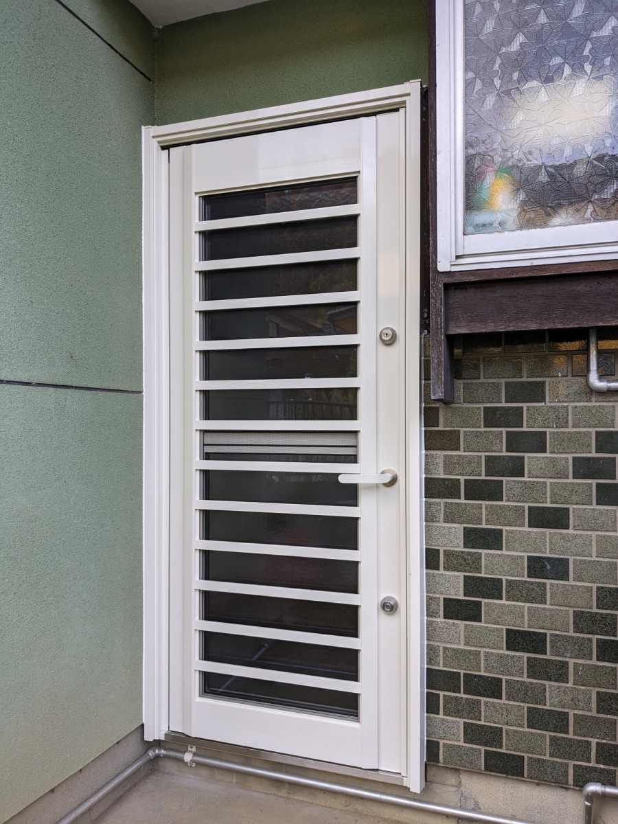 アイプラン今井ガラス建材の採光・採風タイプの勝手口ドアへ～１DAYリフォーム～の施工後の写真1