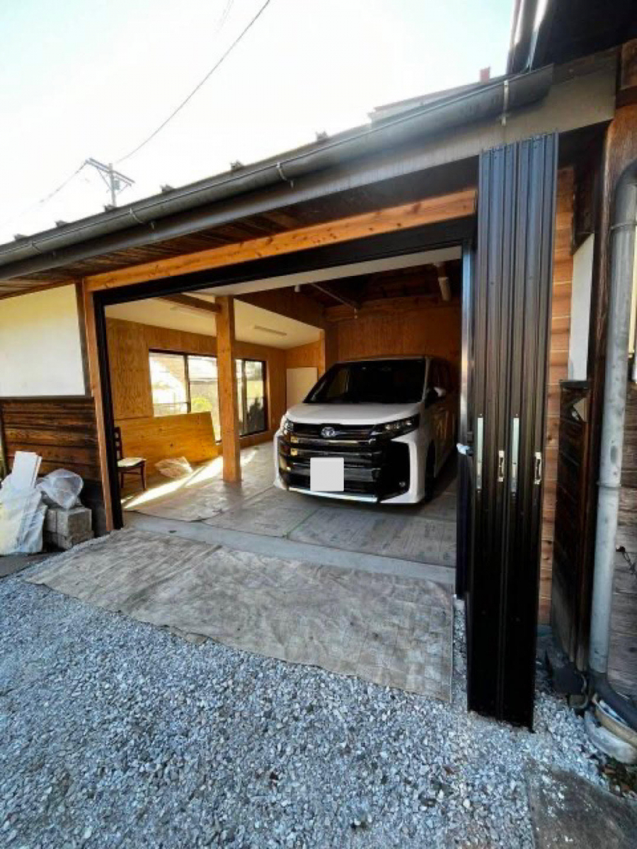 アイプラン今井ガラス建材の自宅に倉庫をリフォームして愛車のガレージに！　～ラクタスシリーズ～の施工後の写真2