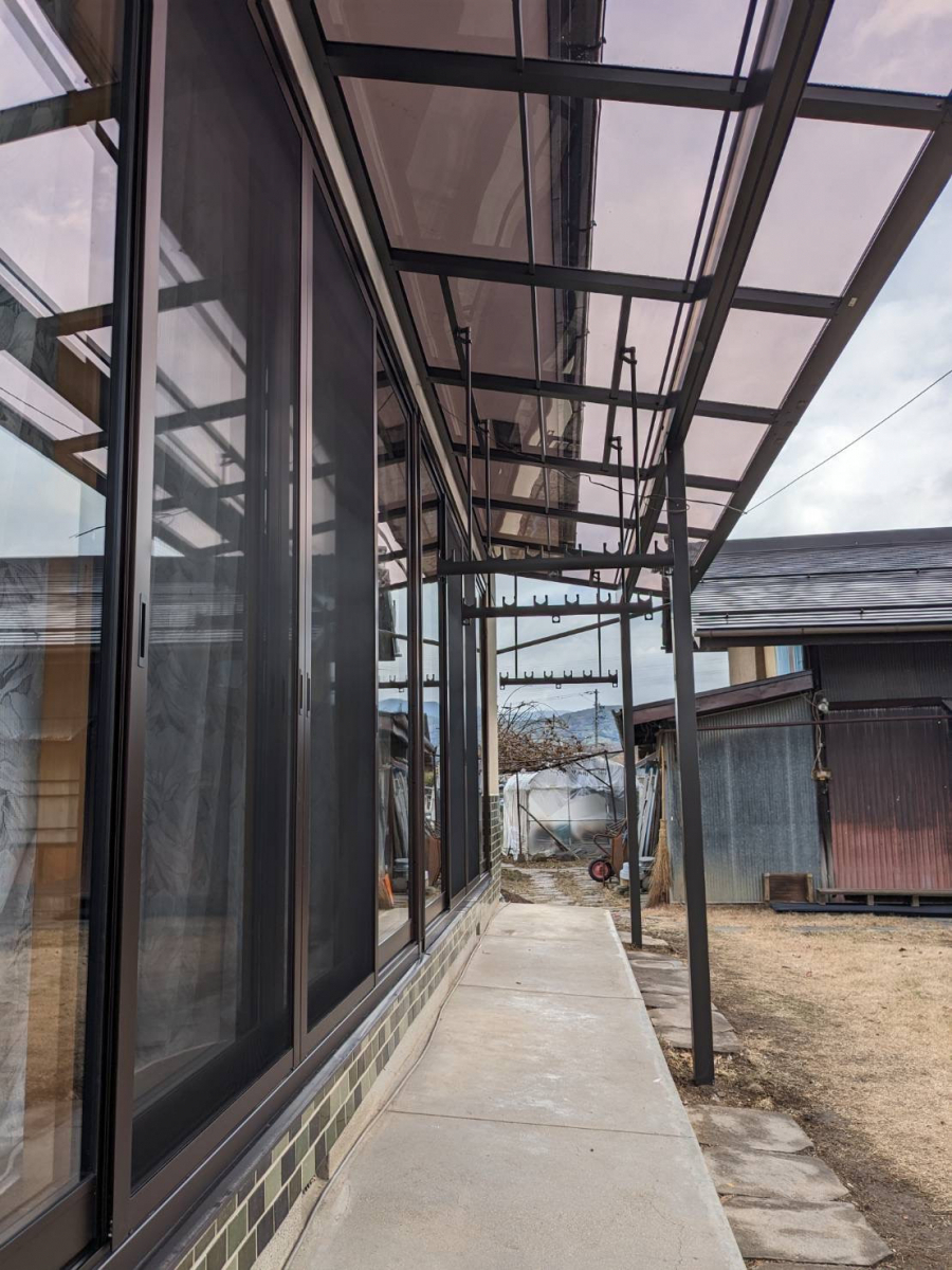 アイプラン今井ガラス建材の新しいテラス屋根設置で安心・快適な暮らしを・・・の施工後の写真1