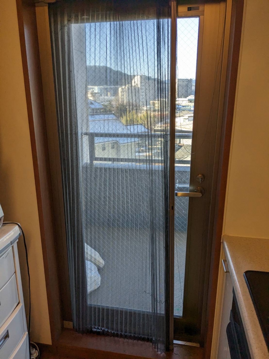 アイプラン今井ガラス建材のマンションの勝手口ドアに収納式網戸を取付の施工後の写真2