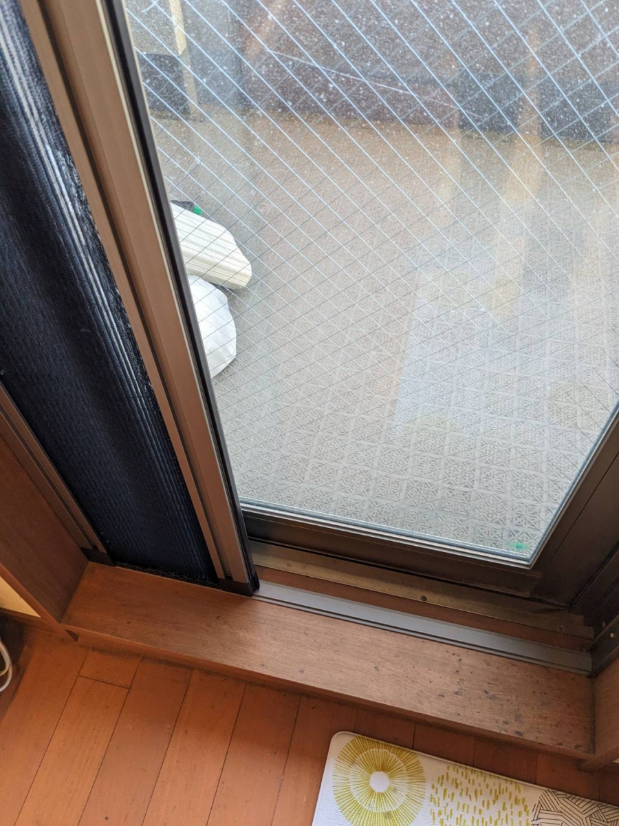 アイプラン今井ガラス建材のマンションの勝手口ドアに収納式網戸を取付の施工後の写真3