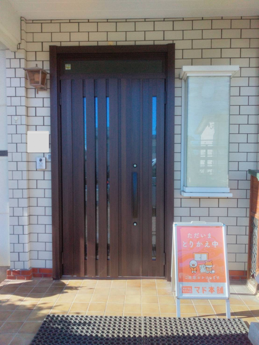 アイプラン今井ガラス建材の１dayリフォームで玄関ドアを素敵にリフレッシュ！～カバー工法～の施工後の写真1