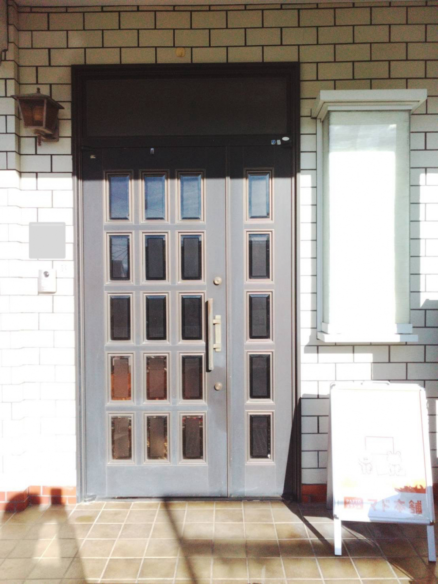 アイプラン今井ガラス建材の１dayリフォームで玄関ドアを素敵にリフレッシュ！～カバー工法～の施工前の写真1