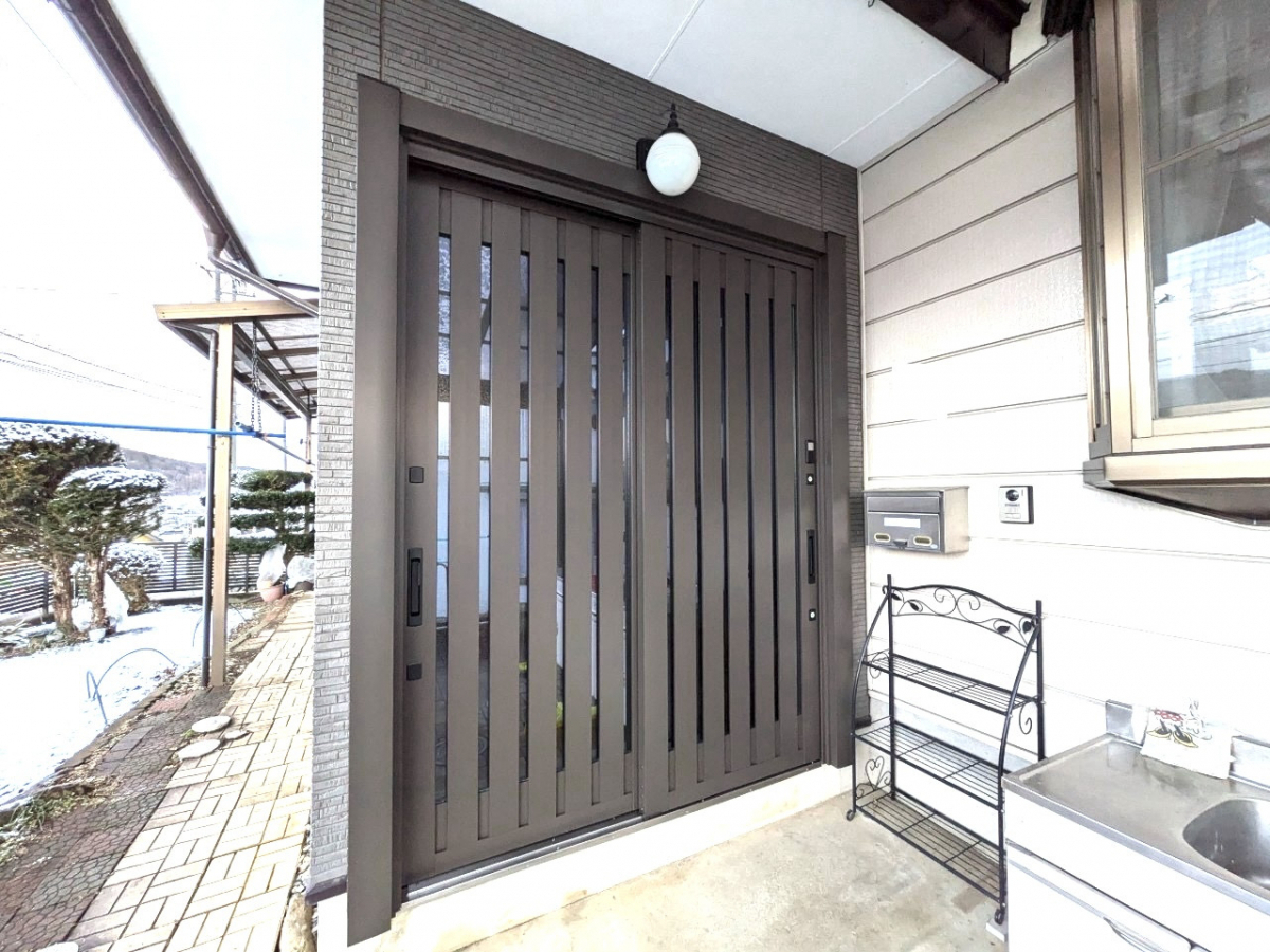 アイプラン今井ガラス建材の【玄関引戸リフォーム】たった1日で簡易タッチキー仕様の玄関にお取替え!の施工後の写真2