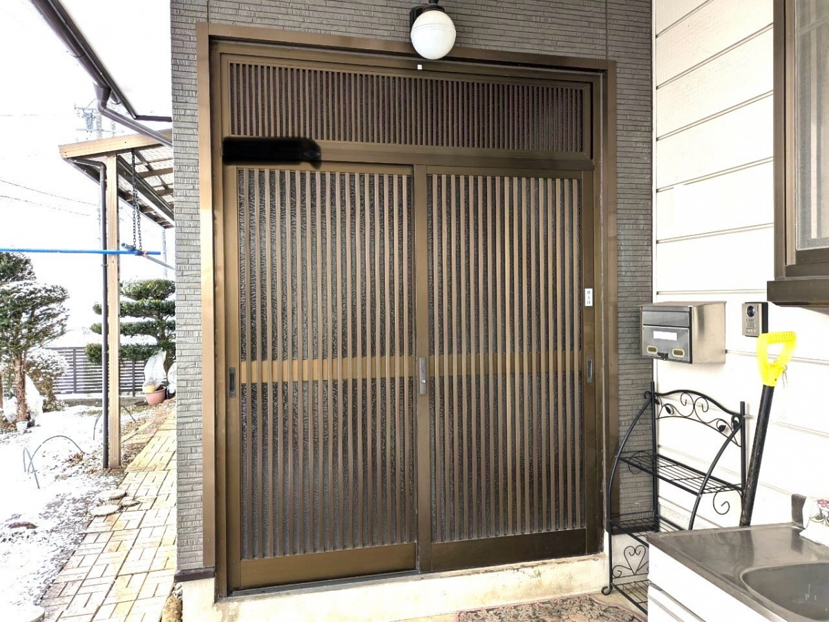 アイプラン今井ガラス建材の【玄関引戸リフォーム】たった1日で簡易タッチキー仕様の玄関にお取替え!の施工前の写真2