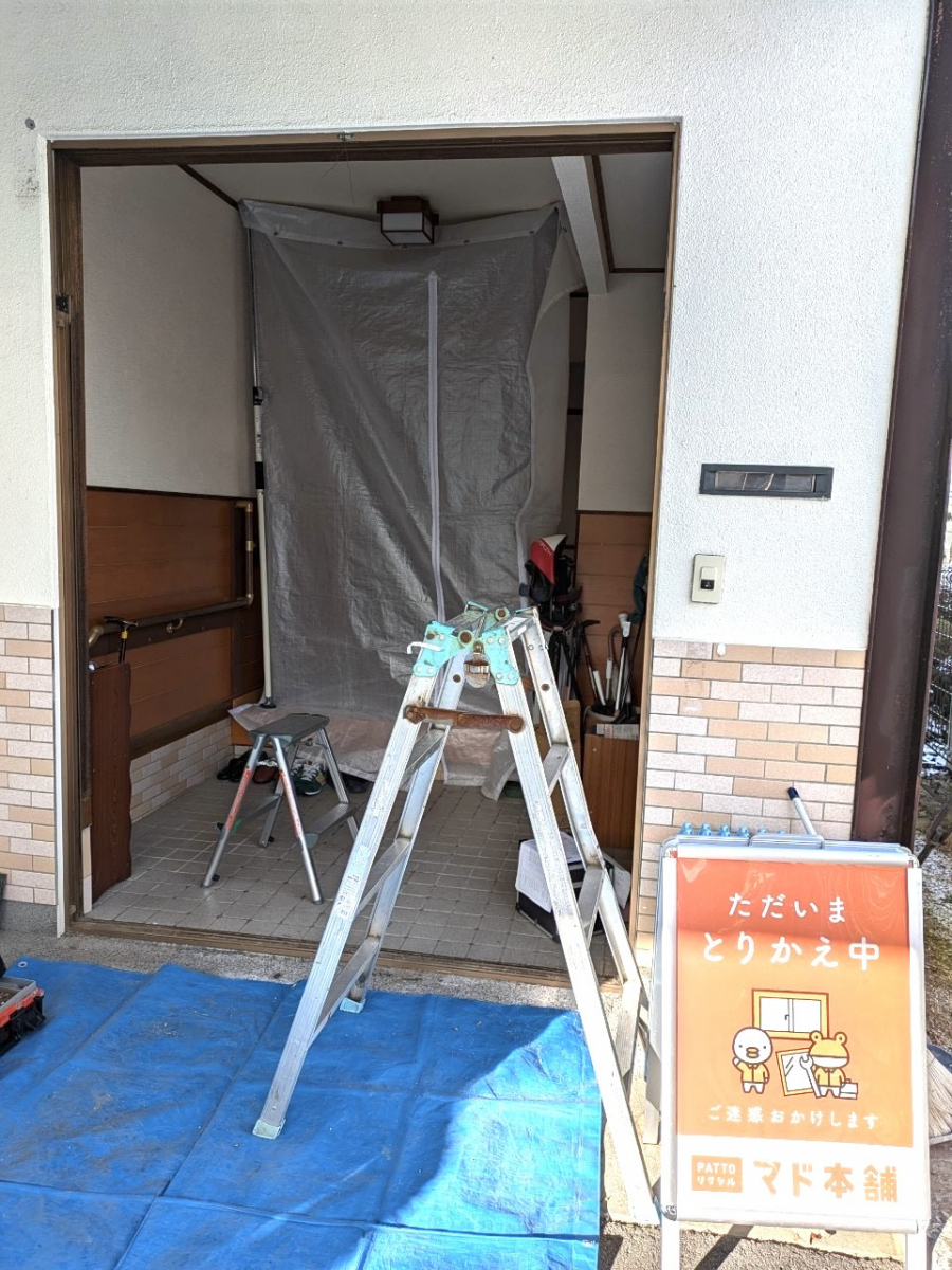 アイプラン今井ガラス建材の【玄関引戸リフォーム】たった1日で断熱性のある快適な玄関への施工前の写真2