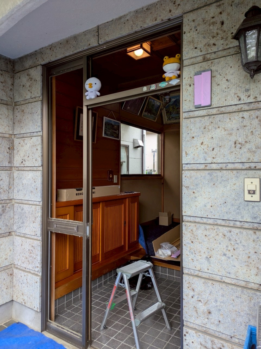 アイプラン今井ガラス建材の【玄関ドア取替＆ポスト取付】たった１日でおしゃれで快適な玄関ドアへ！リシェント玄関ドアM12型の施工前の写真2