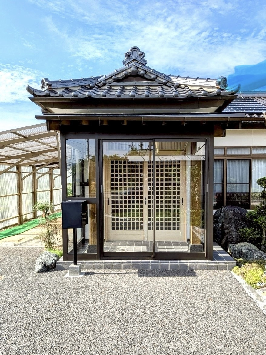 アイプラン今井ガラス建材の【風除室設置】暑さ・寒さの緩和！室内の快適性向上！の施工後の写真1