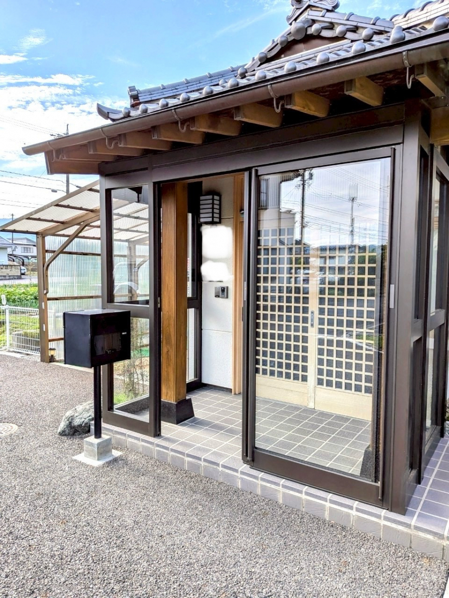 アイプラン今井ガラス建材の【風除室設置】暑さ・寒さの緩和！室内の快適性向上！の施工後の写真2
