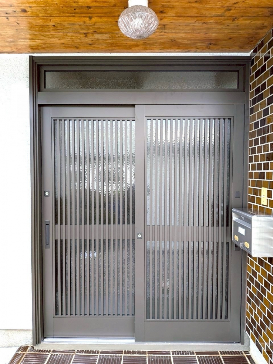 アイプラン今井ガラス建材の【玄関引戸取替】新しい玄関引戸で毎日の出入りがスムーズに!の施工後の写真2