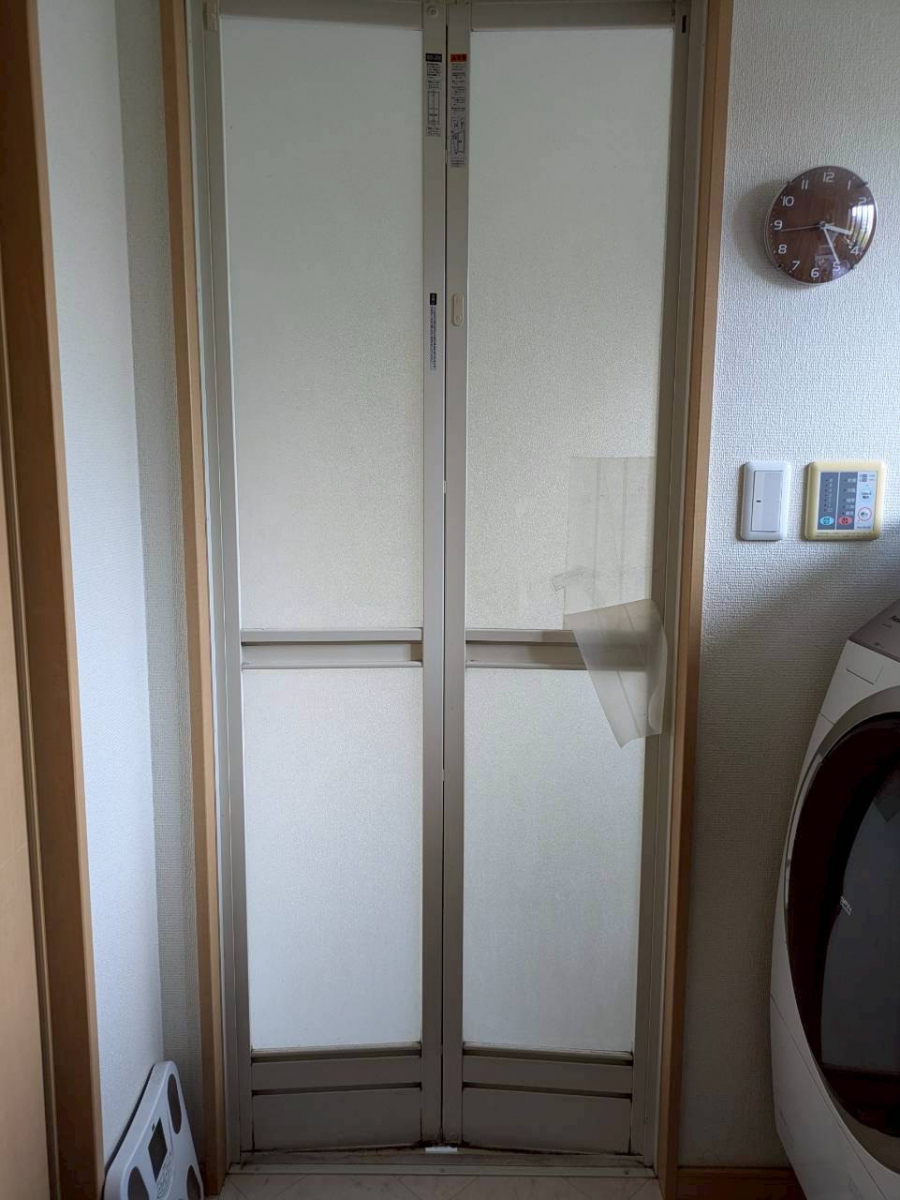 アイプラン今井ガラス建材の古くなった浴室ドアを簡単工事でパッと交換!!の施工前の写真1