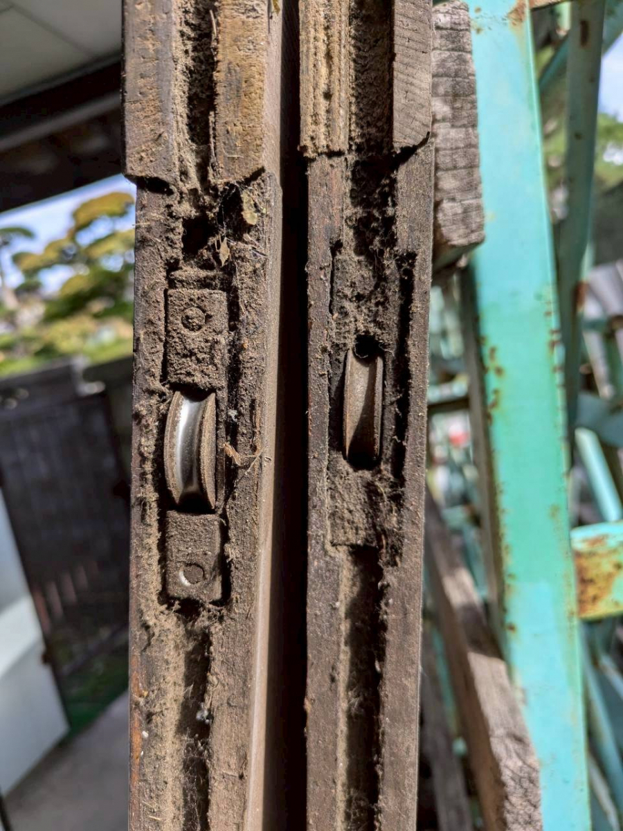 アイプラン今井ガラス建材の【玄関引戸の戸車交換】毎日の開閉がスムーズ快適に！！の施工前の写真1