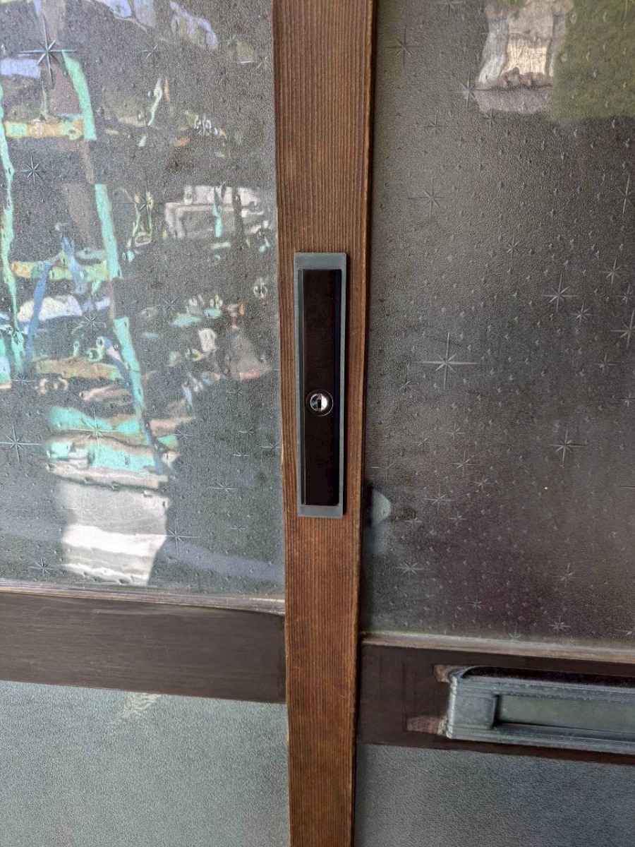 アイプラン今井ガラス建材の【玄関引戸錠の取付】鍵を取付けて施解錠がラクラクに!!の施工後の写真1